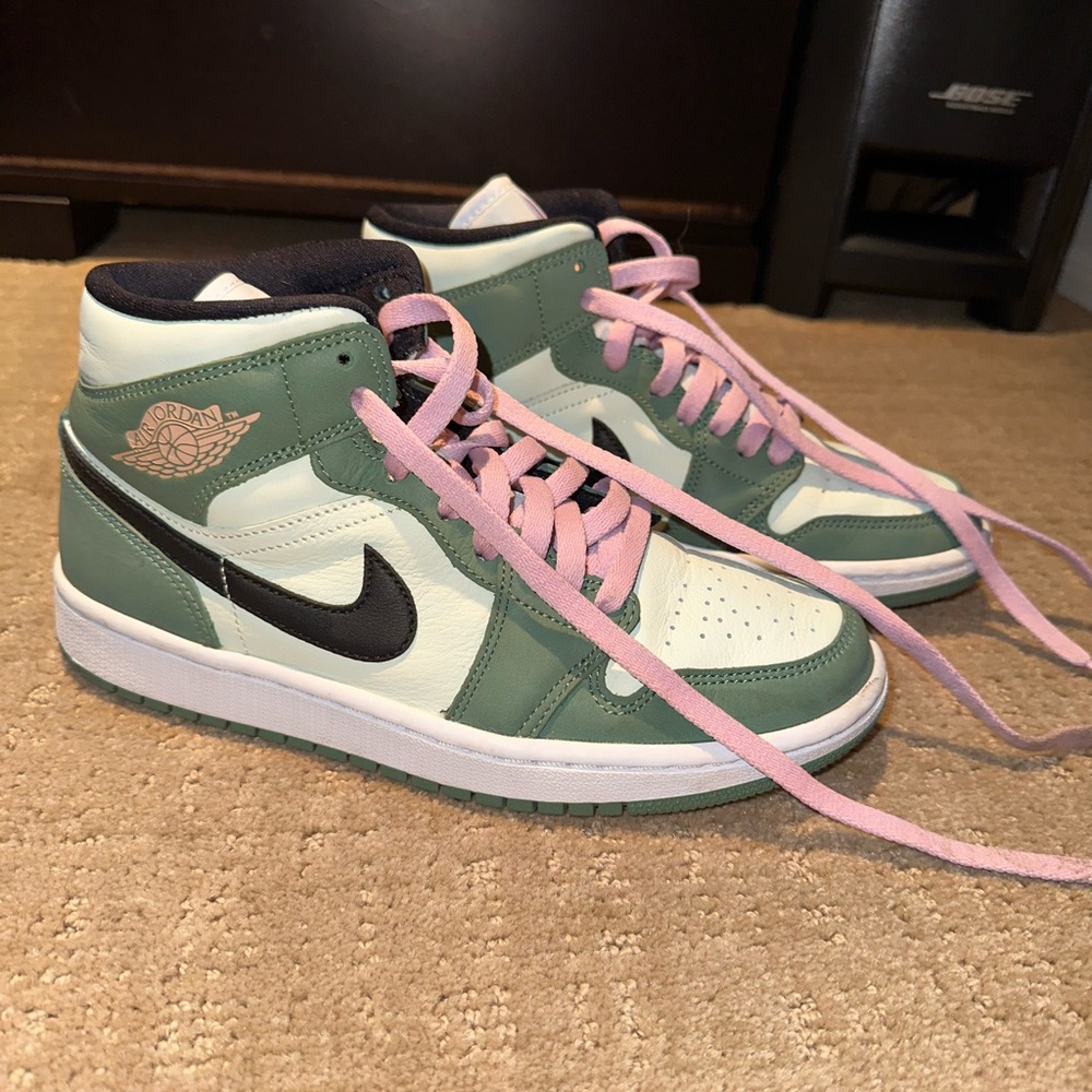JORDAN 1 MID WORN ONCE WOMENS SIZE 7.5